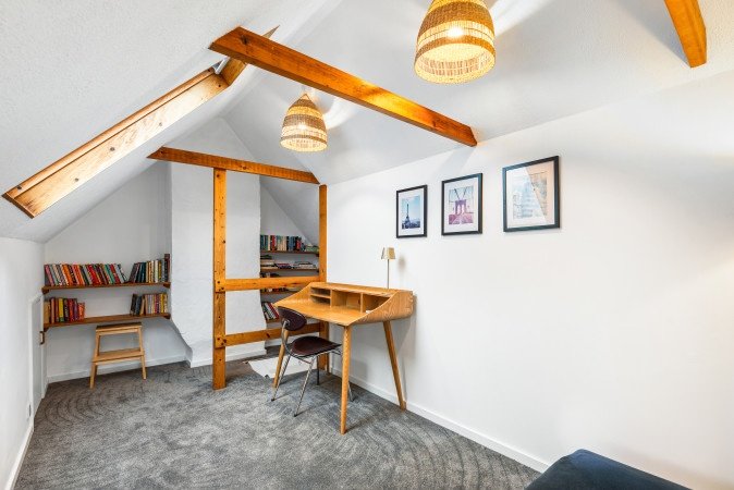 Holiday Homes Horsham | Spacious West Sussex Urban Stay Book-Holiday-Homes-Horsham-for-family-trips-and-business-stays.-Ideal-for-extended-stays-near-Gatwick-Airport-and-Horsham-Station.