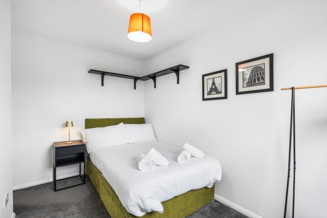Holiday Homes Horsham | Spacious West Sussex Urban Stay Book-Holiday-Homes-Horsham-for-family-trips-and-business-stays.-Ideal-for-extended-stays-near-Gatwick-Airport-and-Horsham-Station.