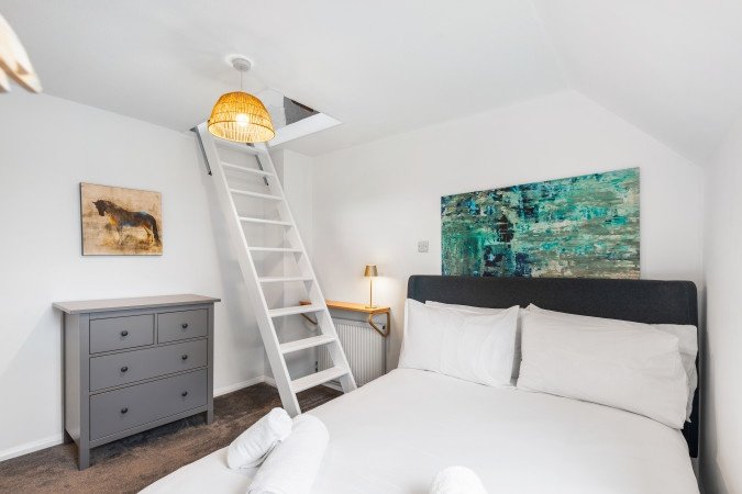 Holiday Homes Horsham | Spacious West Sussex Urban Stay Book-Holiday-Homes-Horsham-for-family-trips-and-business-stays.-Ideal-for-extended-stays-near-Gatwick-Airport-and-Horsham-Station.