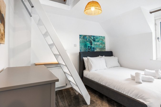 Holiday Homes Horsham | Spacious West Sussex Urban Stay Book-Holiday-Homes-Horsham-for-family-trips-and-business-stays.-Ideal-for-extended-stays-near-Gatwick-Airport-and-Horsham-Station.
