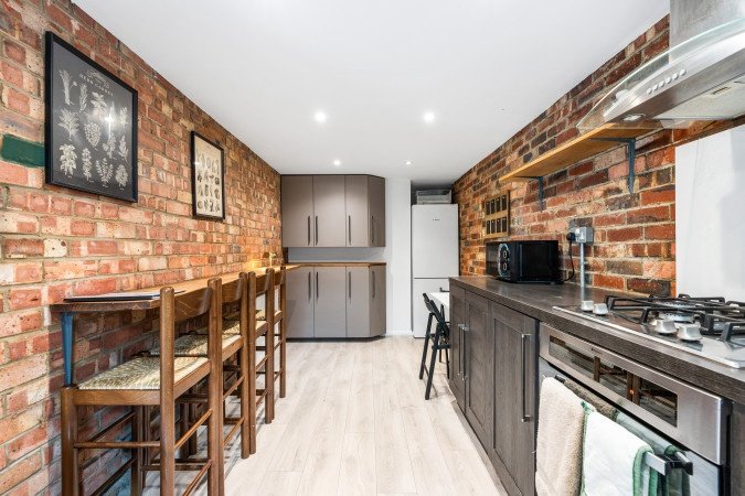 Holiday Homes Horsham | Spacious West Sussex Urban Stay Book-Holiday-Homes-Horsham-for-family-trips-and-business-stays.-Ideal-for-extended-stays-near-Gatwick-Airport-and-Horsham-Station.
