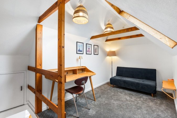 Holiday Homes Horsham | Spacious West Sussex Urban Stay Book-Holiday-Homes-Horsham-for-family-trips-and-business-stays.-Ideal-for-extended-stays-near-Gatwick-Airport-and-Horsham-Station.