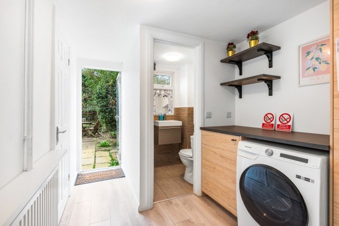 Holiday Homes Horsham | Spacious West Sussex Urban Stay Book-Holiday-Homes-Horsham-for-family-trips-and-business-stays.-Ideal-for-extended-stays-near-Gatwick-Airport-and-Horsham-Station.