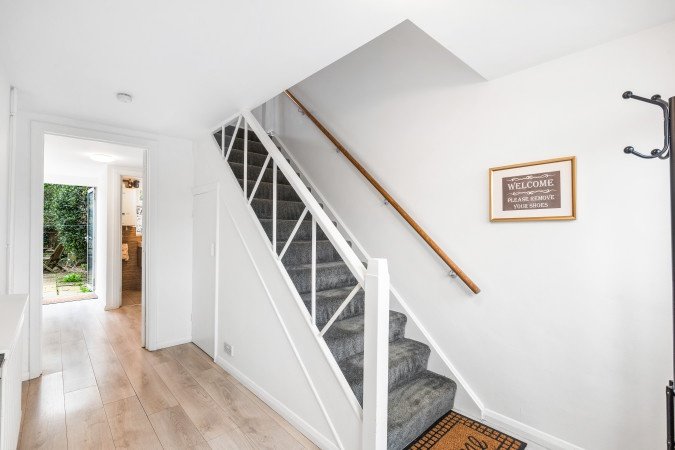 Holiday Homes Horsham | Spacious West Sussex Urban Stay Book-Holiday-Homes-Horsham-for-family-trips-and-business-stays.-Ideal-for-extended-stays-near-Gatwick-Airport-and-Horsham-Station.