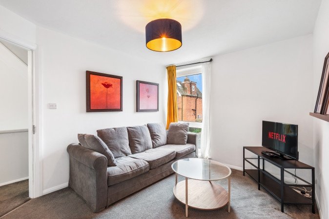 Holiday Homes Horsham | Spacious West Sussex Urban Stay Book-Holiday-Homes-Horsham-for-family-trips-and-business-stays.-Ideal-for-extended-stays-near-Gatwick-Airport-and-Horsham-Station.
