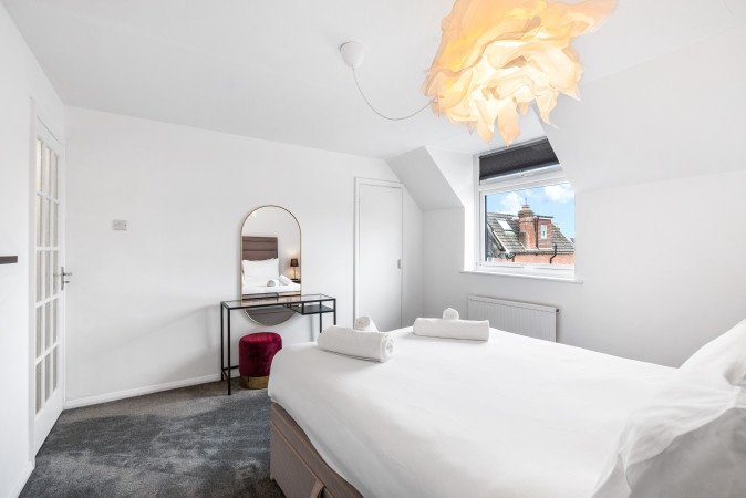 Book Holiday Homes Horsham for family trips and business stays. Ideal for extended stays near Gatwick Airport and Horsham Station.