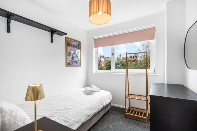 Holiday Homes Horsham | Spacious West Sussex Urban Stay Book-Holiday-Homes-Horsham-for-family-trips-and-business-stays.-Ideal-for-extended-stays-near-Gatwick-Airport-and-Horsham-Station.
