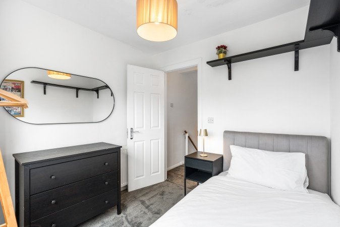 Holiday Homes Horsham | Spacious West Sussex Urban Stay Book-Holiday-Homes-Horsham-for-family-trips-and-business-stays.-Ideal-for-extended-stays-near-Gatwick-Airport-and-Horsham-Station.