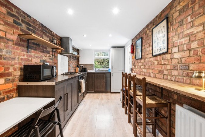 Holiday Homes Horsham | Spacious West Sussex Urban Stay Book-Holiday-Homes-Horsham-for-family-trips-and-business-stays.-Ideal-for-extended-stays-near-Gatwick-Airport-and-Horsham-Station.