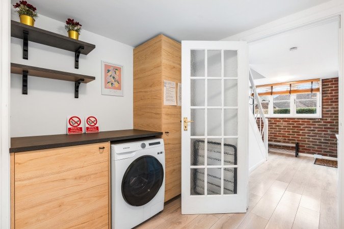 Holiday Homes Horsham | Spacious West Sussex Urban Stay Book-Holiday-Homes-Horsham-for-family-trips-and-business-stays.-Ideal-for-extended-stays-near-Gatwick-Airport-and-Horsham-Station.