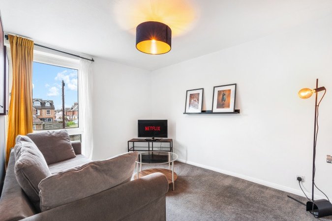 Holiday Homes Horsham | Spacious West Sussex Urban Stay Book-Holiday-Homes-Horsham-for-family-trips-and-business-stays.-Ideal-for-extended-stays-near-Gatwick-Airport-and-Horsham-Station.