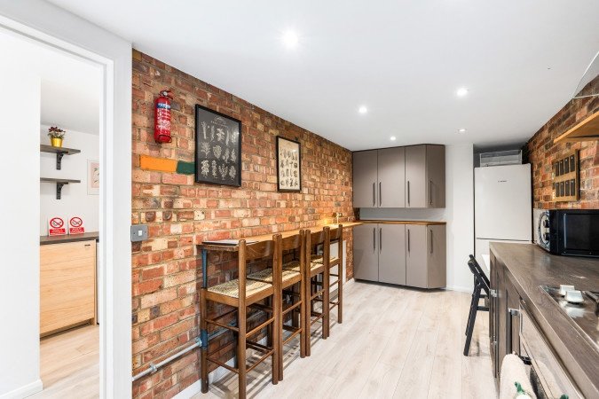 Holiday Homes Horsham | Spacious West Sussex Urban Stay Book-Holiday-Homes-Horsham-for-family-trips-and-business-stays.-Ideal-for-extended-stays-near-Gatwick-Airport-and-Horsham-Station.