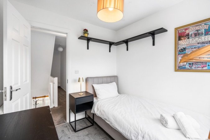 Holiday Homes Horsham | Spacious West Sussex Urban Stay Book-Holiday-Homes-Horsham-for-family-trips-and-business-stays.-Ideal-for-extended-stays-near-Gatwick-Airport-and-Horsham-Station.