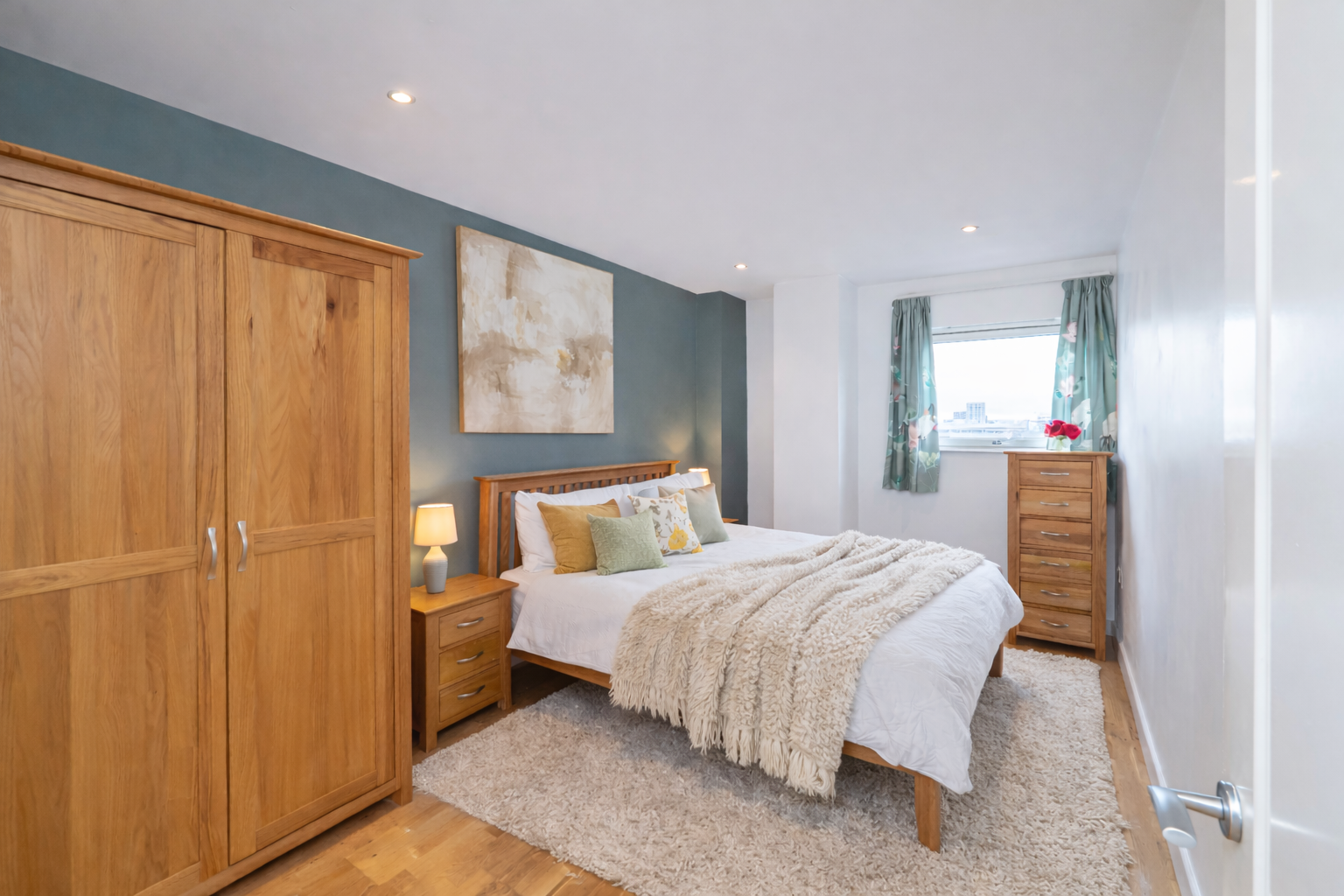 Book holiday apartments Milton Keynes for short lets and extended stays. Our Luxury 2-Bed City Centre Apartment with Parking is ideal.