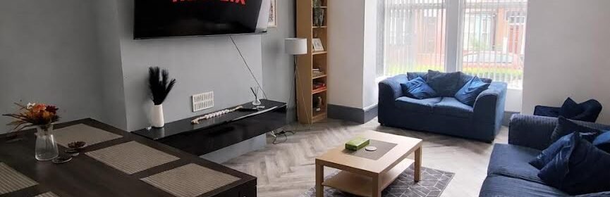 Book Group Accommodation Leeds for large groups and contractor stays. Enjoy spacious holiday rentals near Leeds city centre and universities