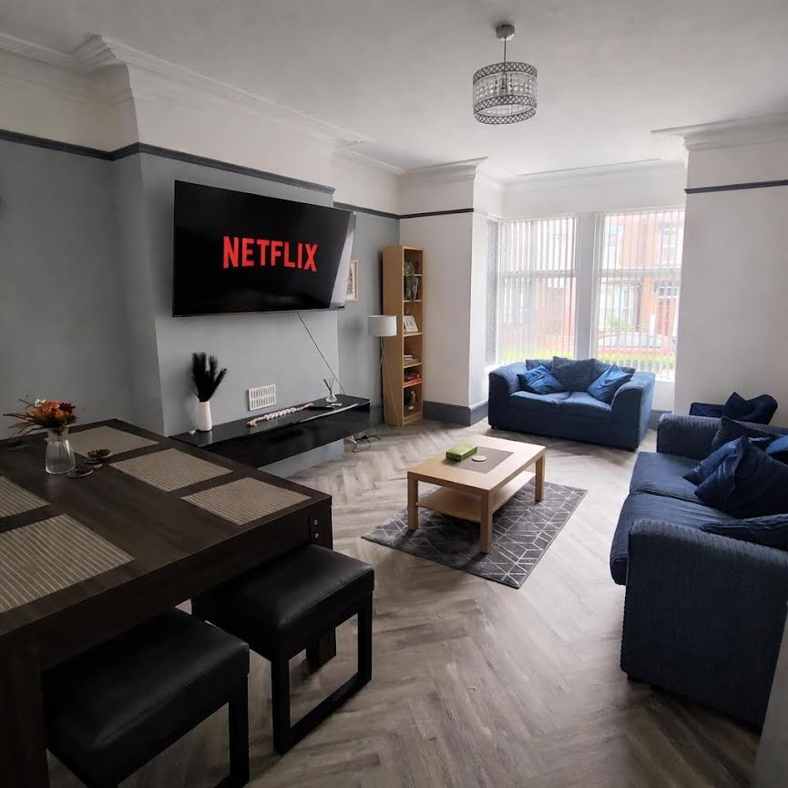 Book Group Accommodation Leeds for large groups and contractor stays. Enjoy spacious holiday rentals near Leeds city centre and universities