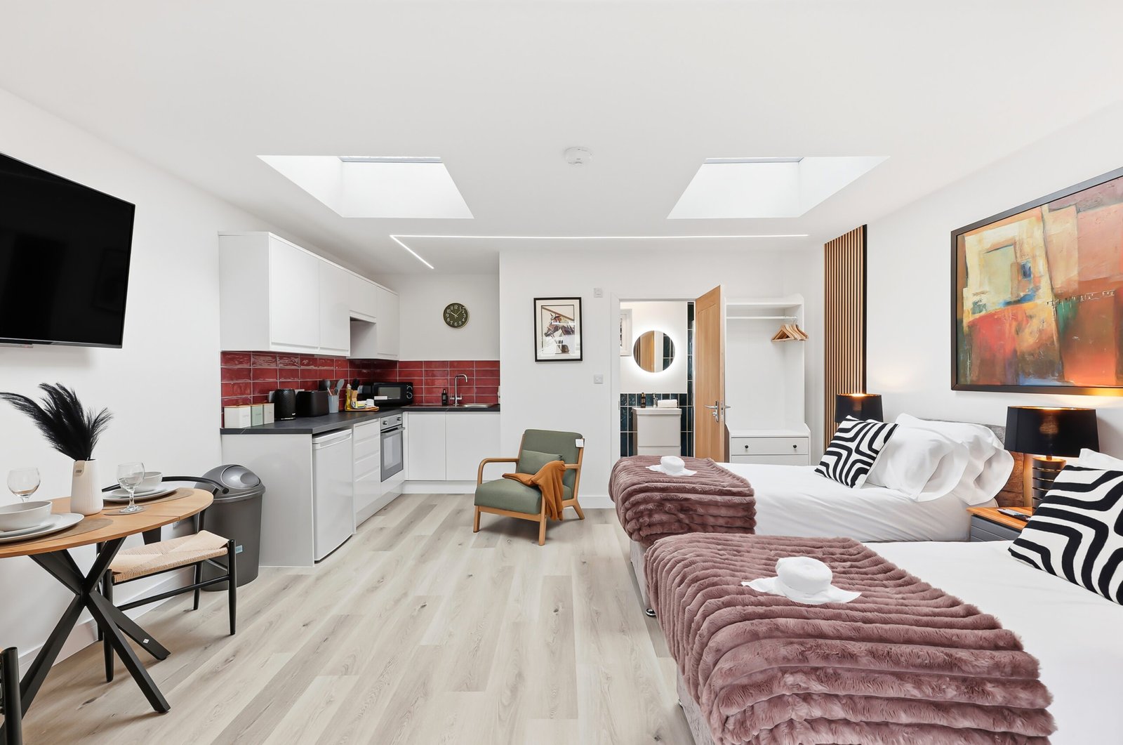 Northampton Holiday Apartments | Large Group Accommodation Book-Northampton-Holiday-Apartments-for-family,-contractor,-and-group-stays.-Spacious-group-accommodation-with-parking-&-transport-links.