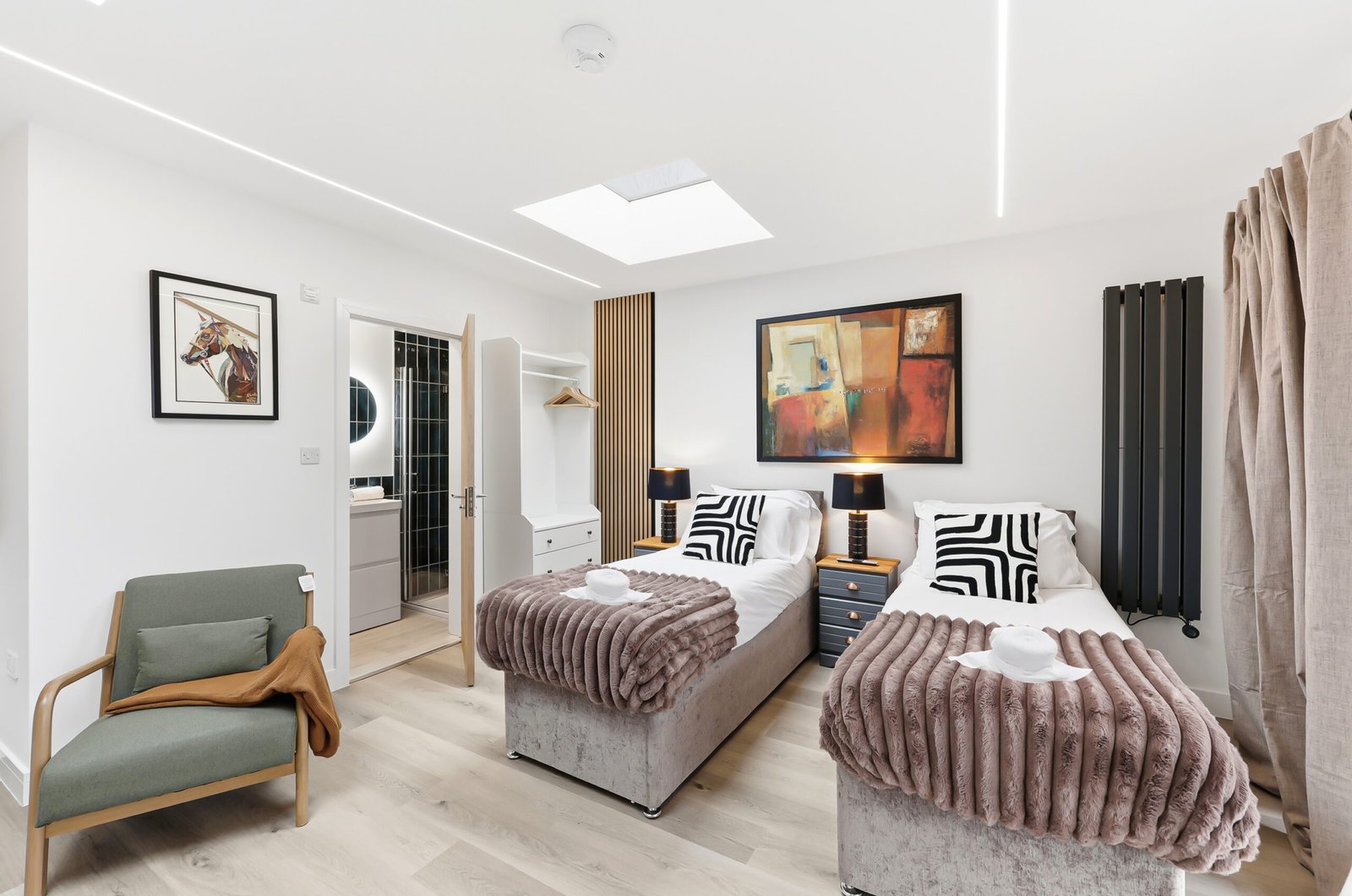 Northampton Holiday Apartments | Large Group Accommodation Book-Northampton-Holiday-Apartments-for-family,-contractor,-and-group-stays.-Spacious-group-accommodation-with-parking-&-transport-links.