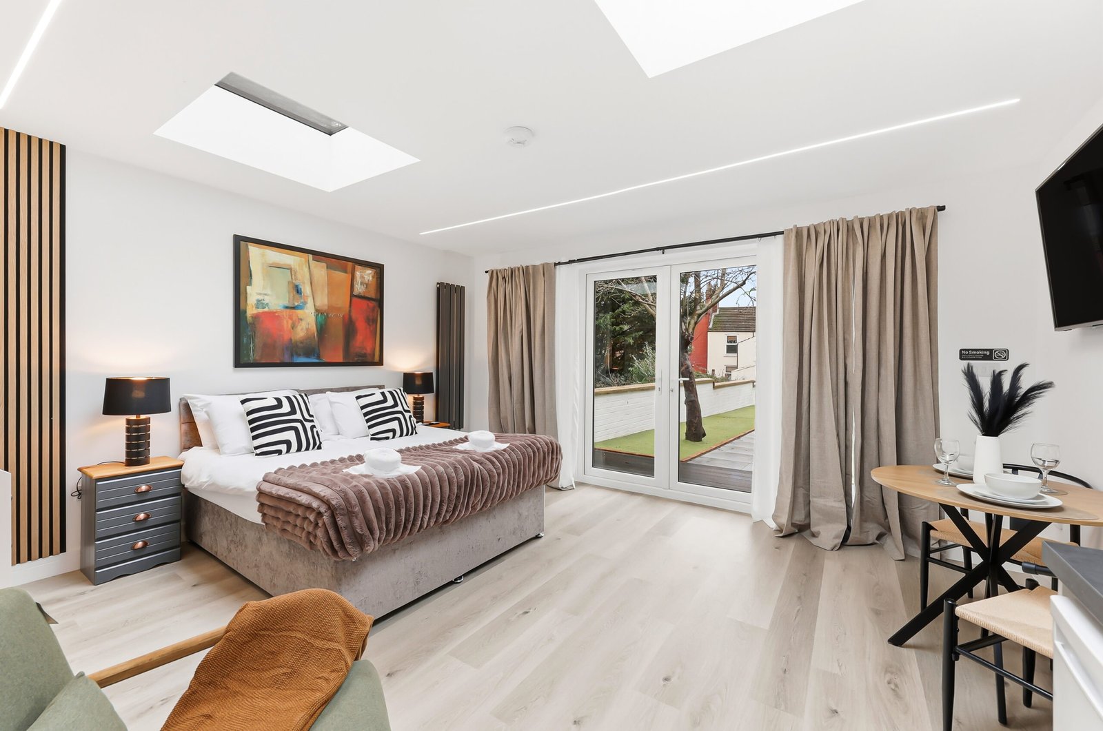 Northampton Holiday Apartments | Large Group Accommodation Book-Northampton-Holiday-Apartments-for-family,-contractor,-and-group-stays.-Spacious-group-accommodation-with-parking-&-transport-links.