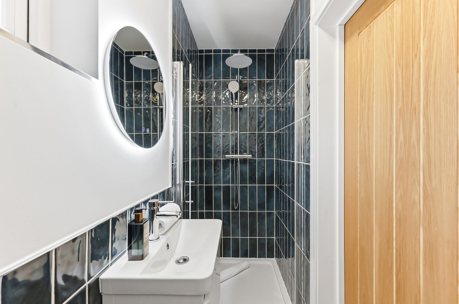 Northampton Holiday Apartments | Large Group Accommodation Book-Northampton-Holiday-Apartments-for-family,-contractor,-and-group-stays.-Spacious-group-accommodation-with-parking-&-transport-links.