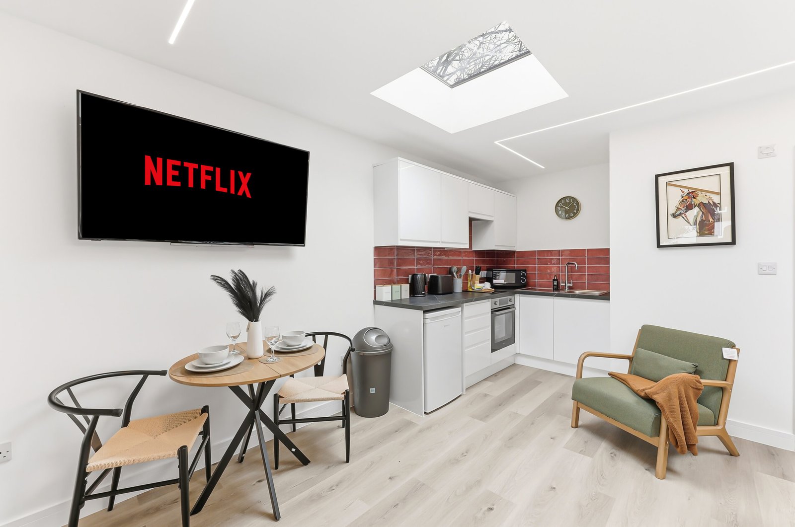 Northampton Holiday Apartments | Large Group Accommodation Book-Northampton-Holiday-Apartments-for-family,-contractor,-and-group-stays.-Spacious-group-accommodation-with-parking-&-transport-links.