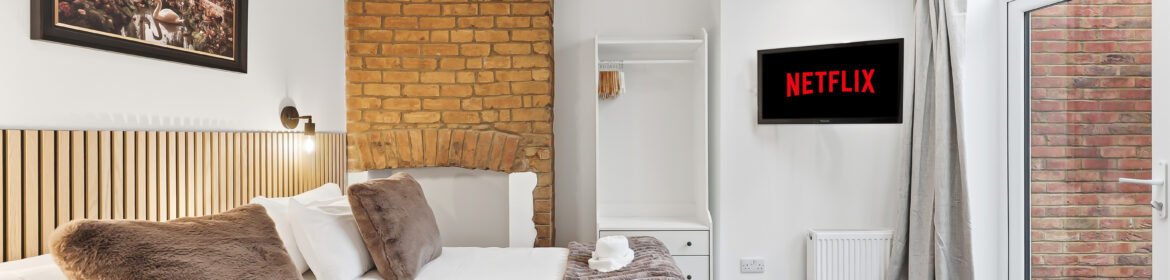 Book Northampton Holiday Apartments for family, contractor, and group stays. Spacious group accommodation with parking & transport links.