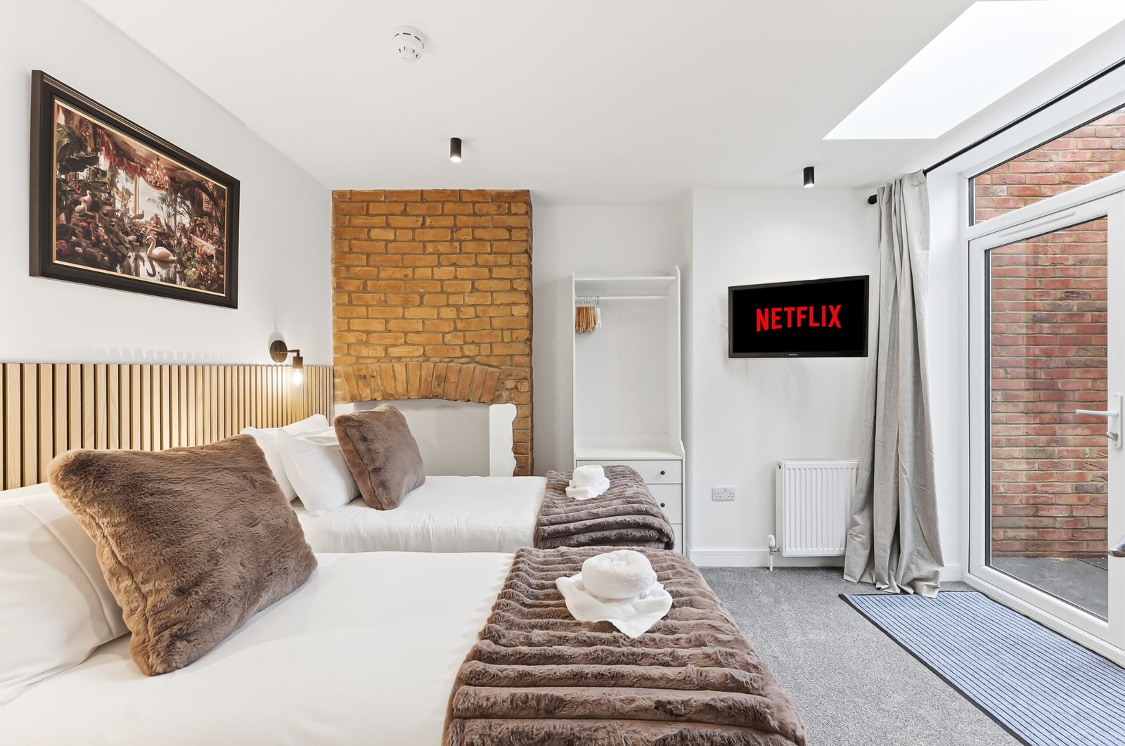 Northampton Holiday Apartments | Large Group Accommodation Book-Northampton-Holiday-Apartments-for-family,-contractor,-and-group-stays.-Spacious-group-accommodation-with-parking-&-transport-links.