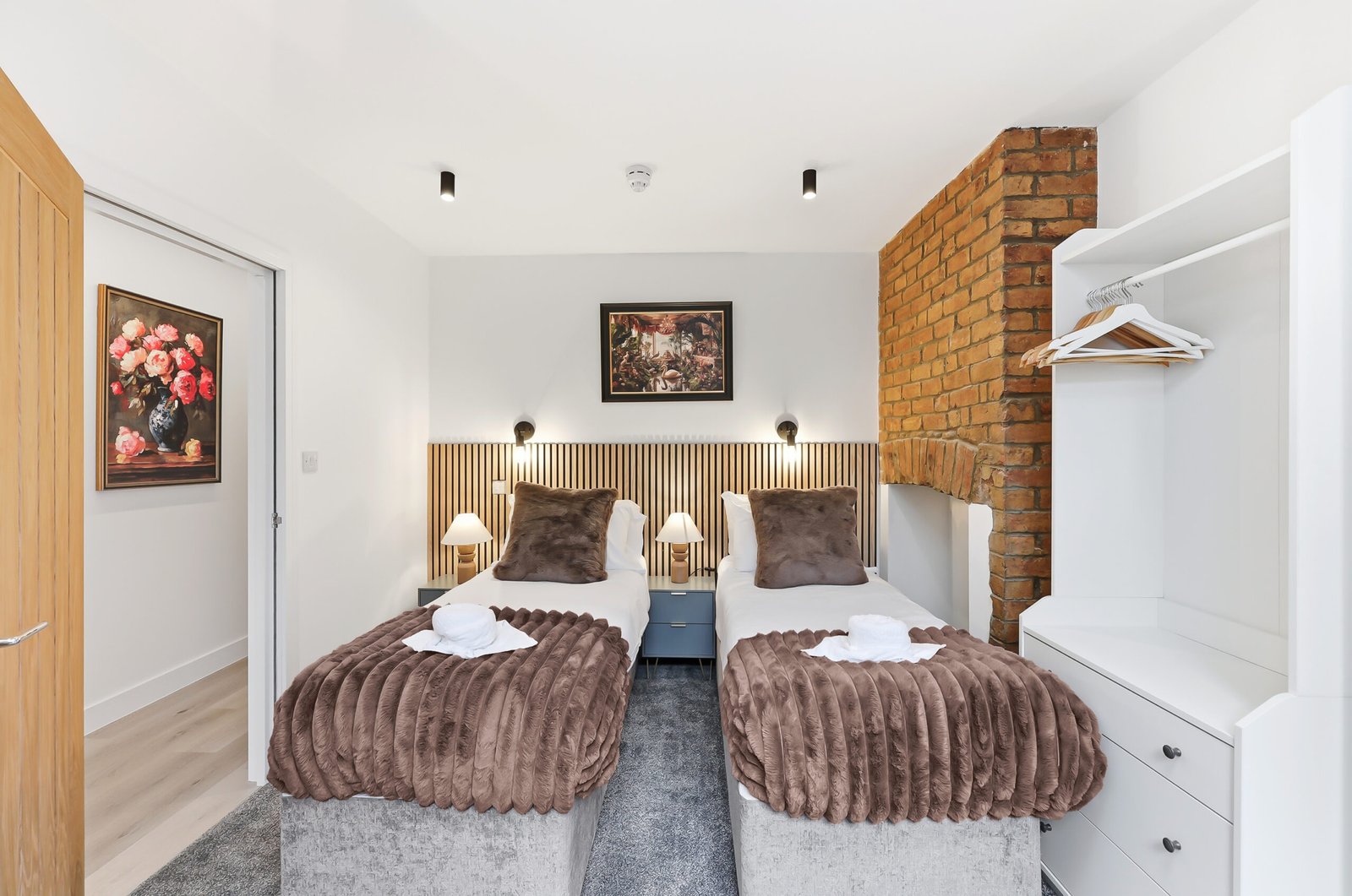 Northampton Holiday Apartments | Large Group Accommodation Book-Northampton-Holiday-Apartments-for-family,-contractor,-and-group-stays.-Spacious-group-accommodation-with-parking-&-transport-links.