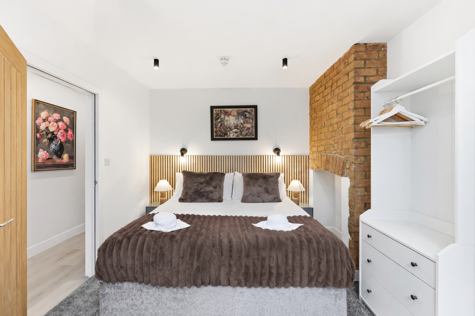 Northampton Holiday Apartments | Large Group Accommodation Book-Northampton-Holiday-Apartments-for-family,-contractor,-and-group-stays.-Spacious-group-accommodation-with-parking-&-transport-links.