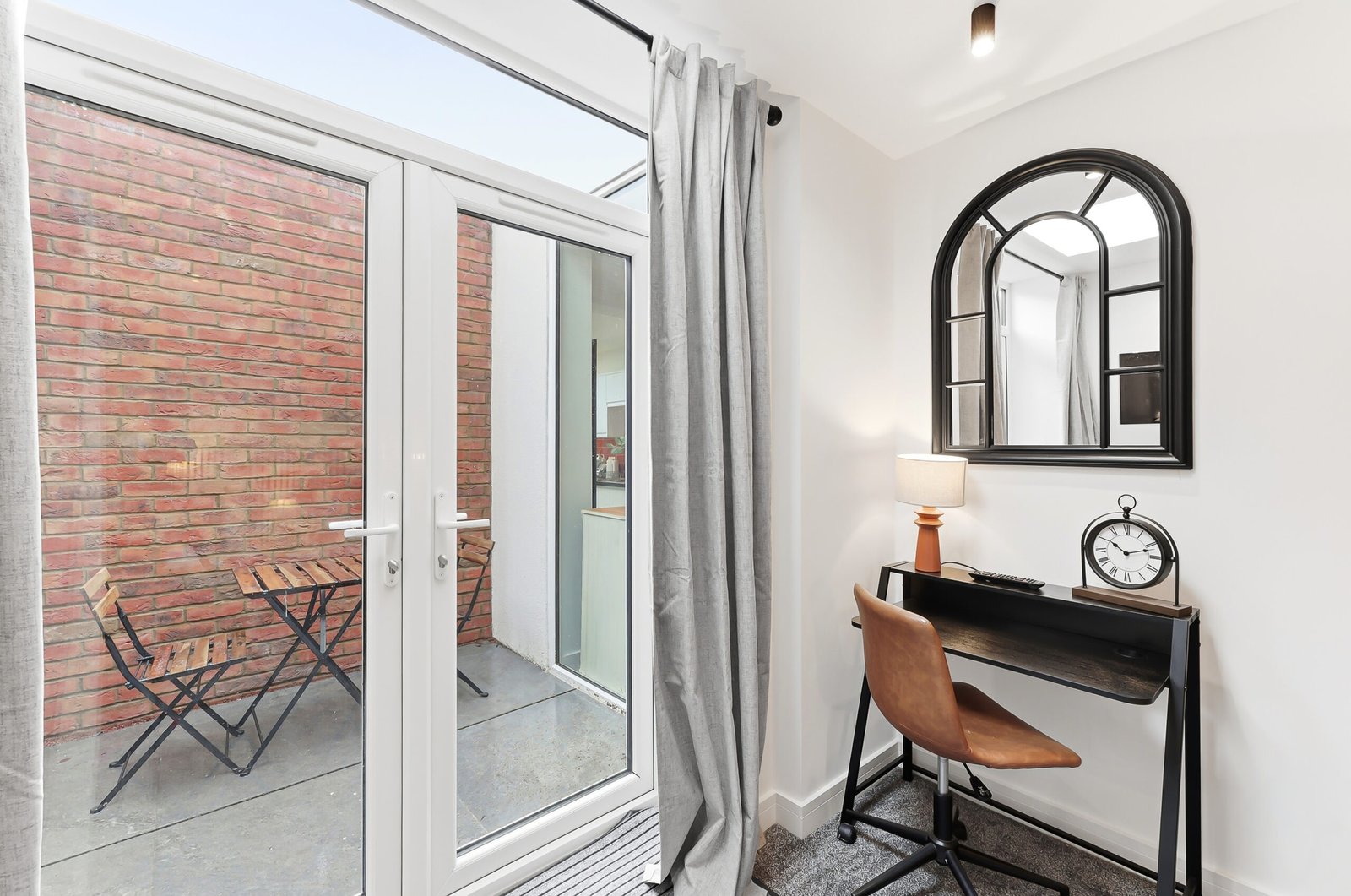 Northampton Holiday Apartments | Large Group Accommodation Book-Northampton-Holiday-Apartments-for-family,-contractor,-and-group-stays.-Spacious-group-accommodation-with-parking-&-transport-links.