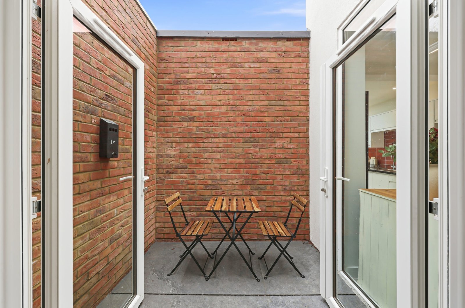 Northampton Holiday Apartments | Large Group Accommodation Book-Northampton-Holiday-Apartments-for-family,-contractor,-and-group-stays.-Spacious-group-accommodation-with-parking-&-transport-links.