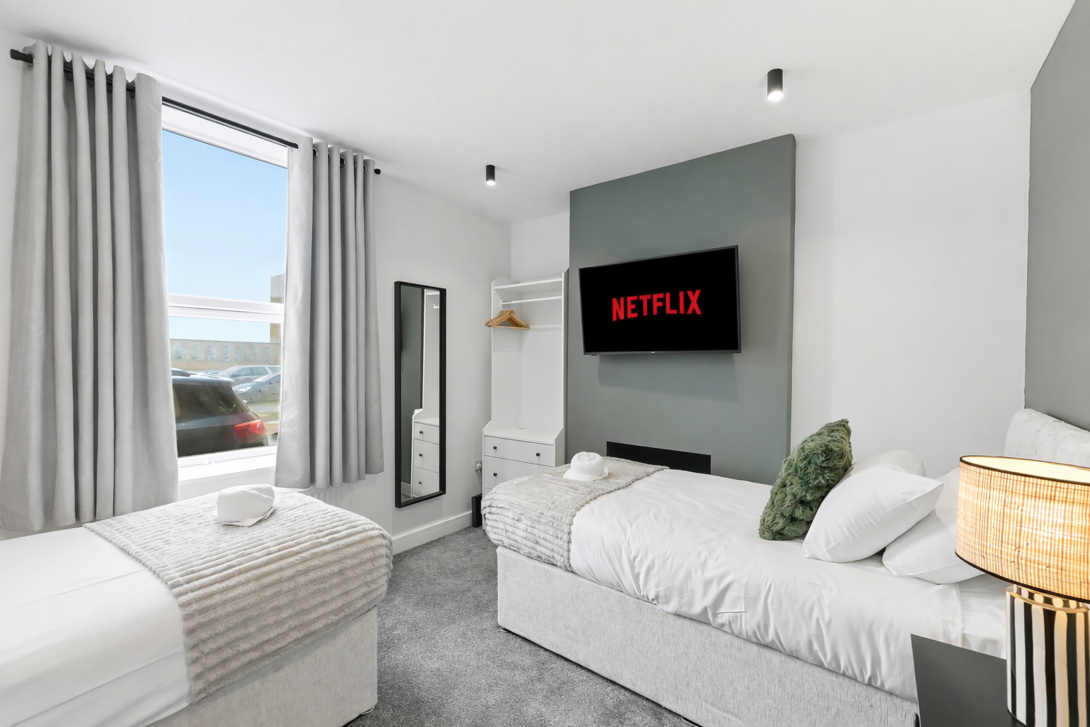Northampton Holiday Apartments | Large Group Accommodation Book-Northampton-Holiday-Apartments-for-family,-contractor,-and-group-stays.-Spacious-group-accommodation-with-parking-&-transport-links.