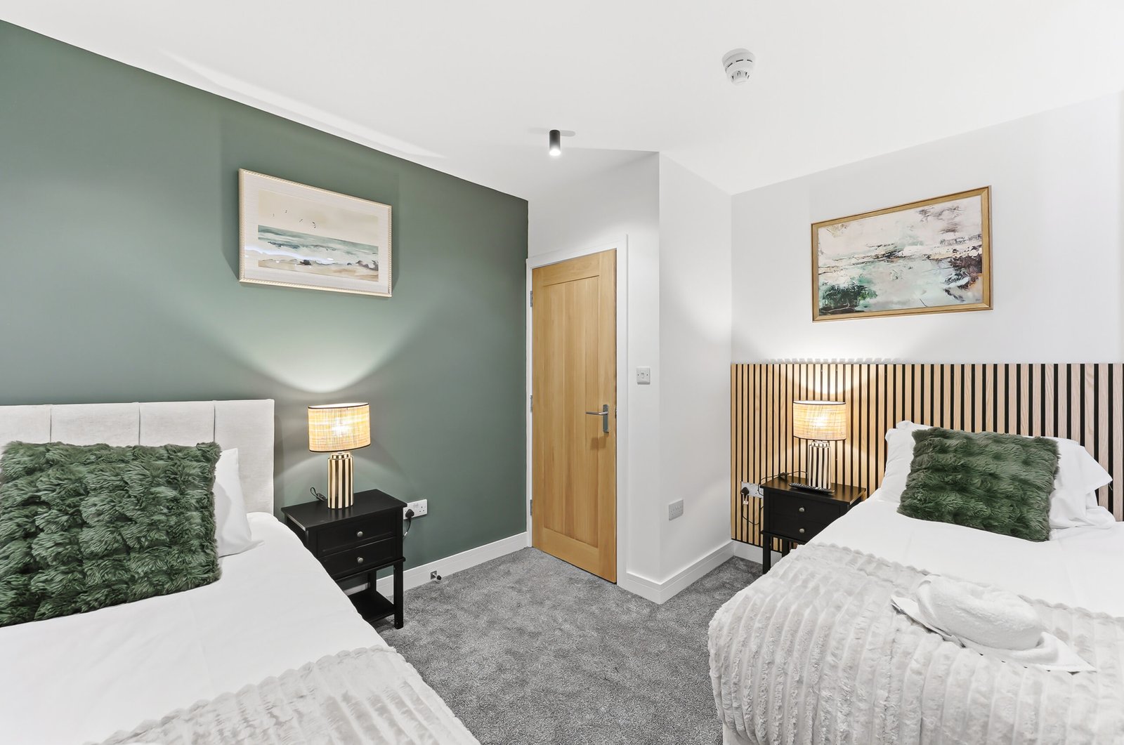 Northampton Holiday Apartments | Large Group Accommodation Book-Northampton-Holiday-Apartments-for-family,-contractor,-and-group-stays.-Spacious-group-accommodation-with-parking-&-transport-links.