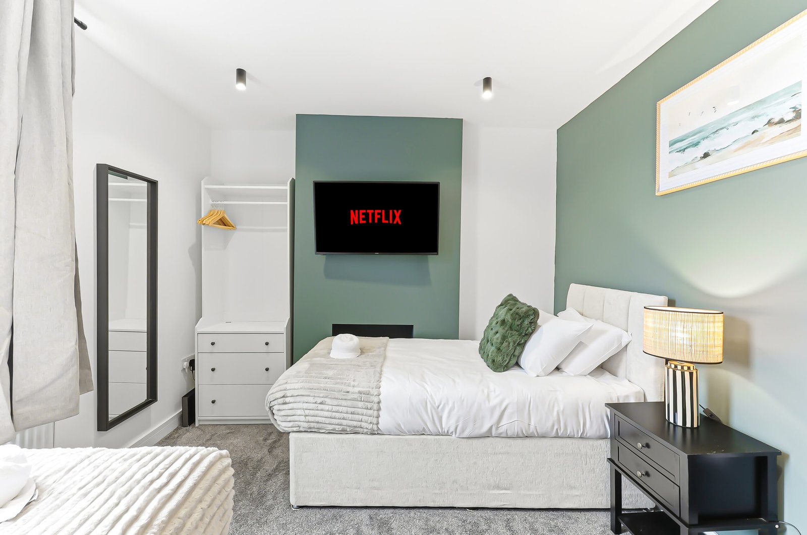 Northampton Holiday Apartments | Large Group Accommodation Book-Northampton-Holiday-Apartments-for-family,-contractor,-and-group-stays.-Spacious-group-accommodation-with-parking-&-transport-links.
