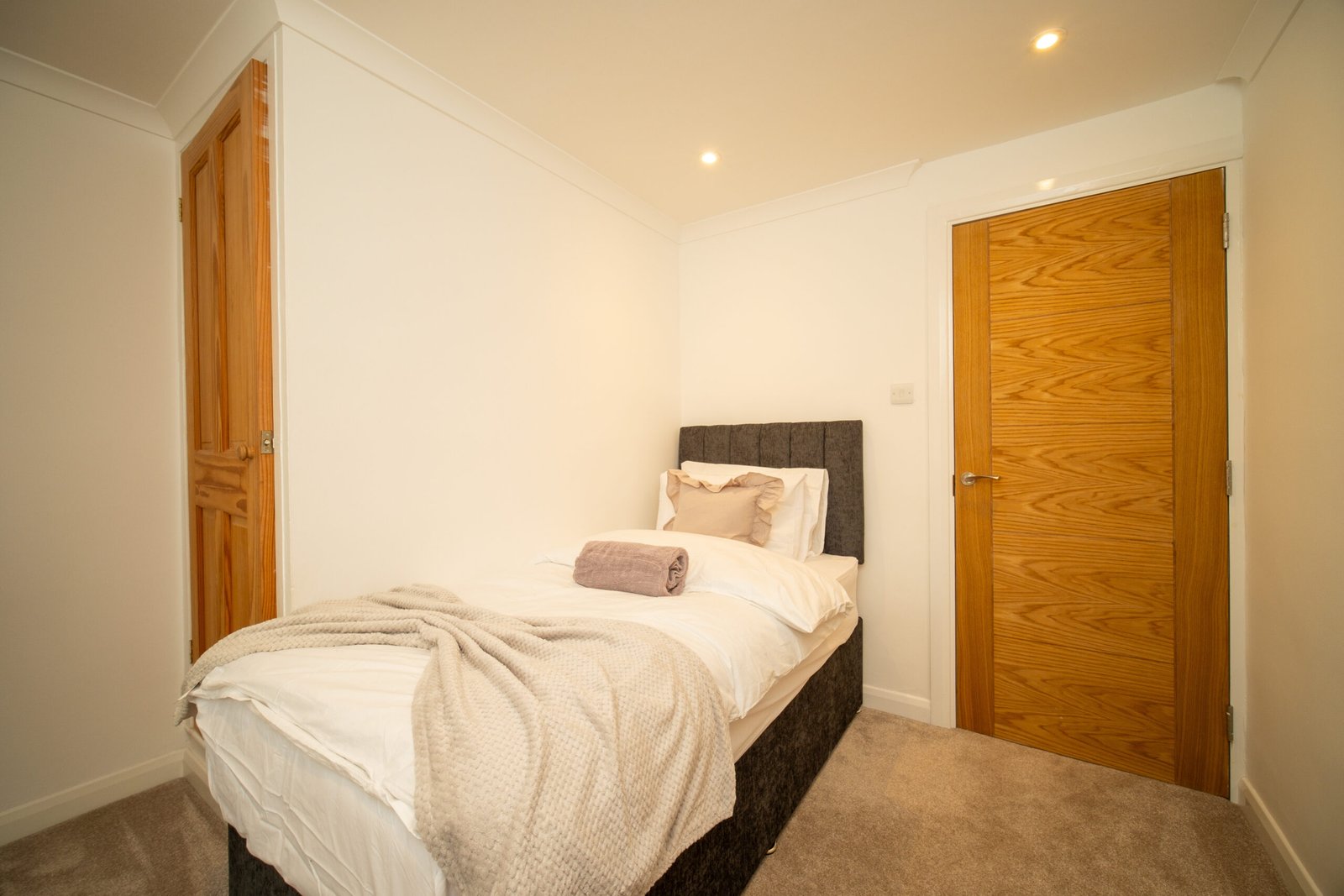 Windsor Holiday Cottages | Family & Group Accommodation Book-Windsor-Holiday-Cottages-near-Windsor-Castle-and-LEGOLAND.-Spacious-family-accommodation-with-parking-&-excellent-transport-links.