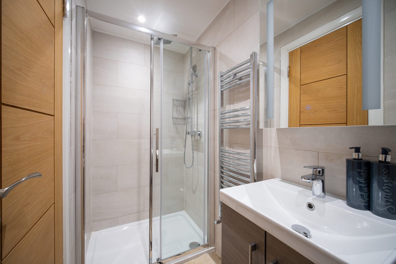 Windsor Holiday Cottages | Family & Group Accommodation Book-Windsor-Holiday-Cottages-near-Windsor-Castle-and-LEGOLAND.-Spacious-family-accommodation-with-parking-&-excellent-transport-links.