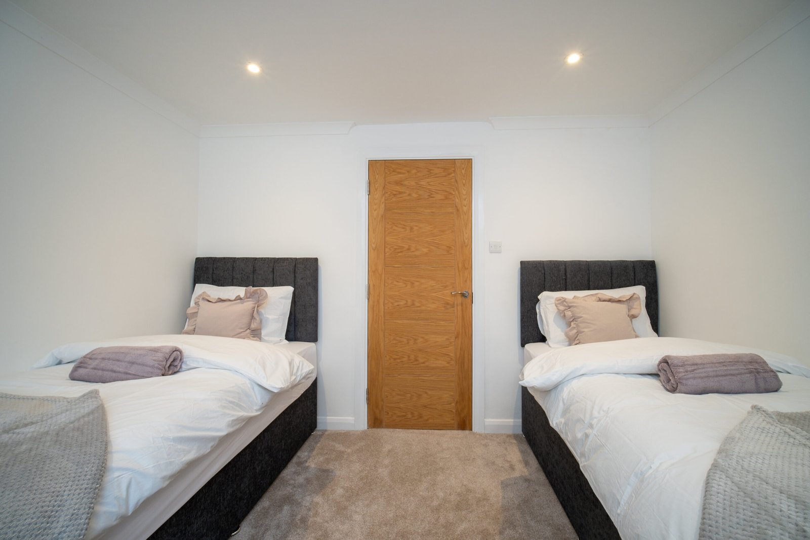 Windsor Holiday Cottages | Family & Group Accommodation Book-Windsor-Holiday-Cottages-near-Windsor-Castle-and-LEGOLAND.-Spacious-family-accommodation-with-parking-&-excellent-transport-links.