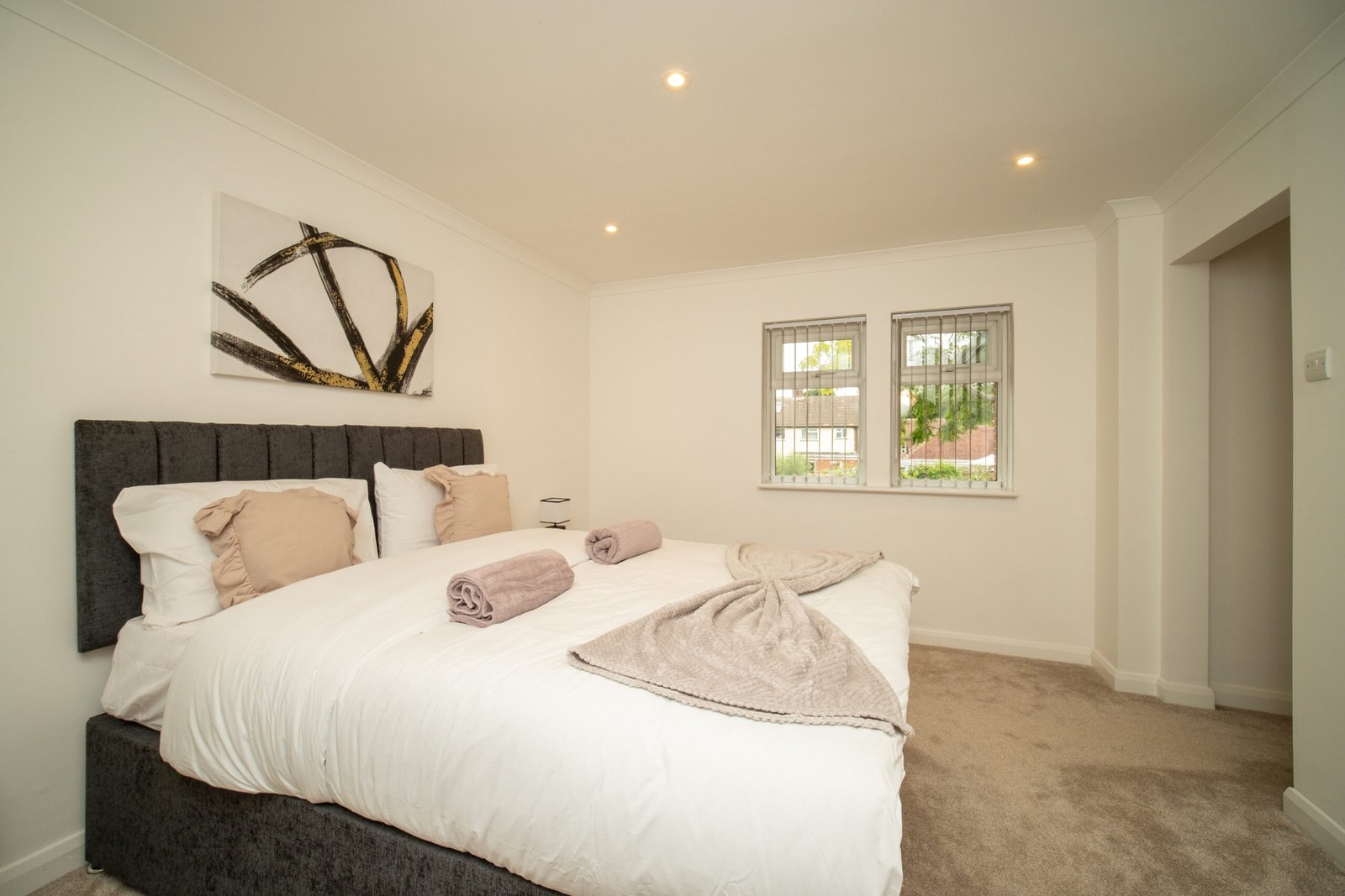 Windsor Holiday Cottages | Family & Group Accommodation Book-Windsor-Holiday-Cottages-near-Windsor-Castle-and-LEGOLAND.-Spacious-family-accommodation-with-parking-&-excellent-transport-links.