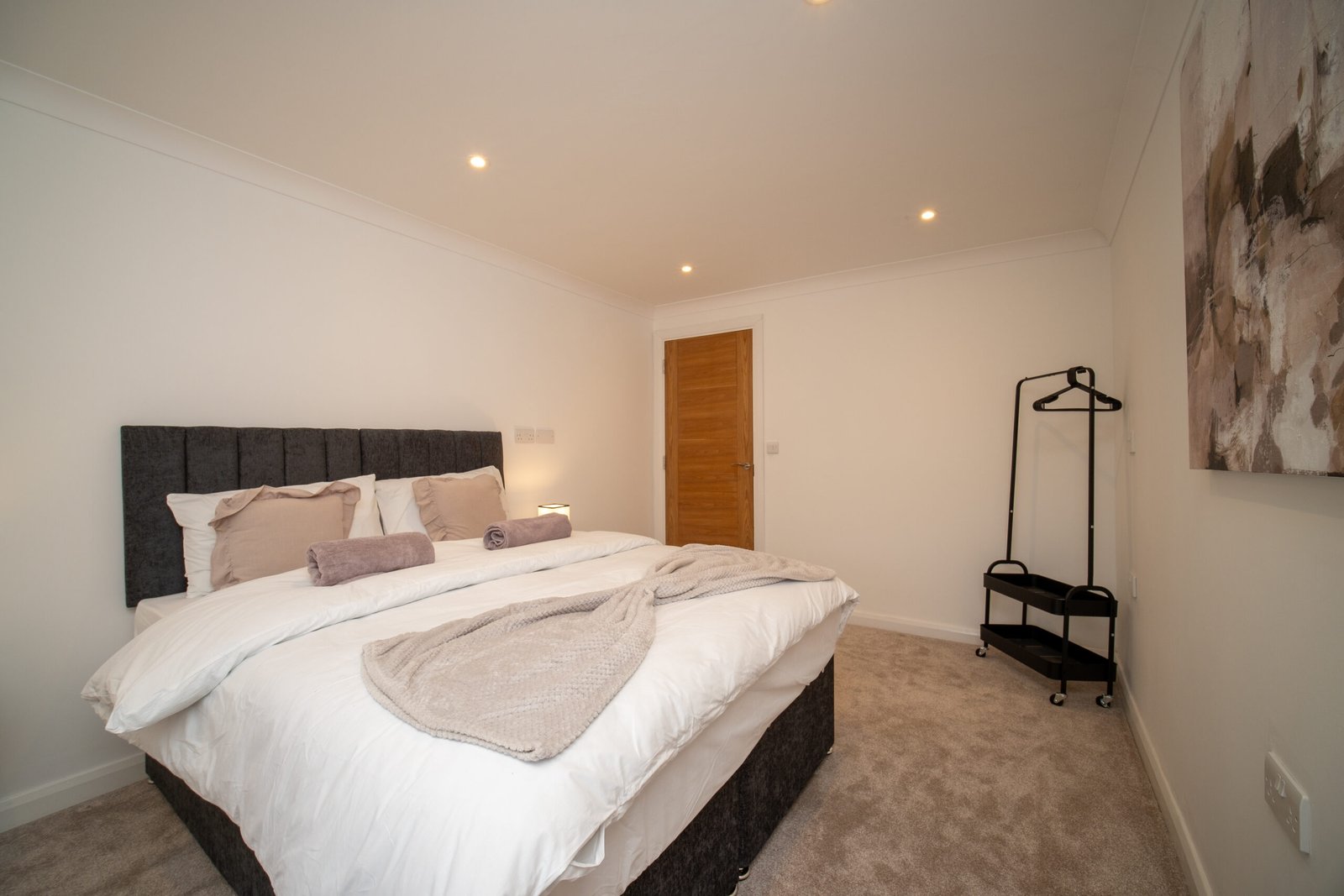 Windsor Holiday Cottages | Family & Group Accommodation Book-Windsor-Holiday-Cottages-near-Windsor-Castle-and-LEGOLAND.-Spacious-family-accommodation-with-parking-&-excellent-transport-links.