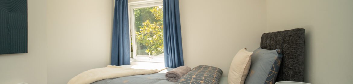 Book Short Let Apartments Ascot with parking, WiFi. Our Holiday Rentals are nearasy access to Ascot Racecourse, Windsor Castle, and London rail links.