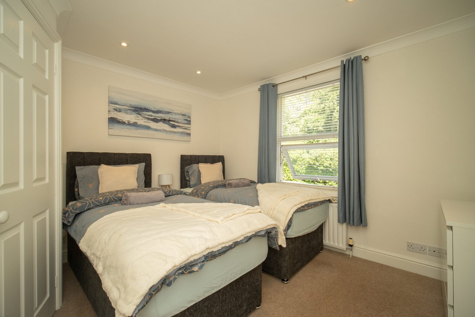 Book Short Let Apartments Ascot with parking, WiFi. Our Holiday Rentals are nearasy access to Ascot Racecourse, Windsor Castle, and London rail links.