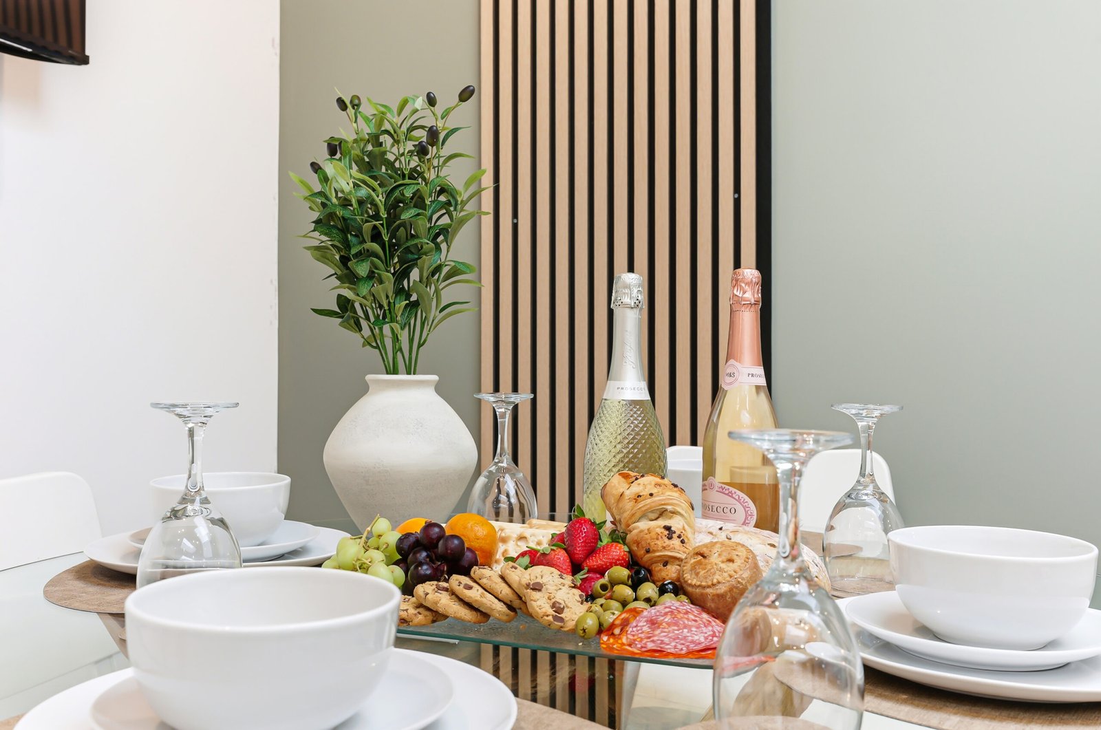 Northampton Holiday Apartments | Large Group Accommodation Book-Northampton-Holiday-Apartments-for-family,-contractor,-and-group-stays.-Spacious-group-accommodation-with-parking-&-transport-links.