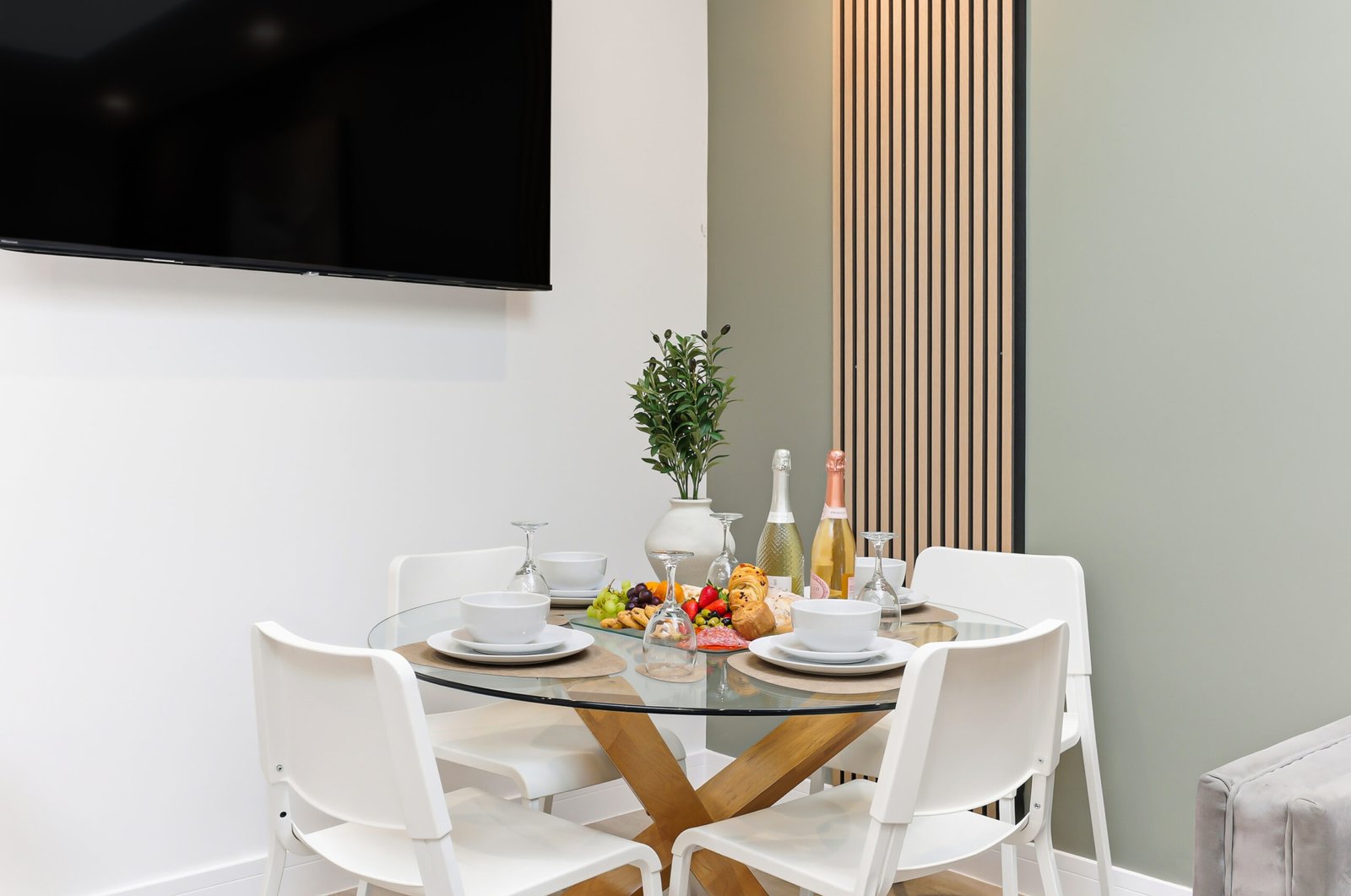 Northampton Holiday Apartments | Large Group Accommodation Book-Northampton-Holiday-Apartments-for-family,-contractor,-and-group-stays.-Spacious-group-accommodation-with-parking-&-transport-links.