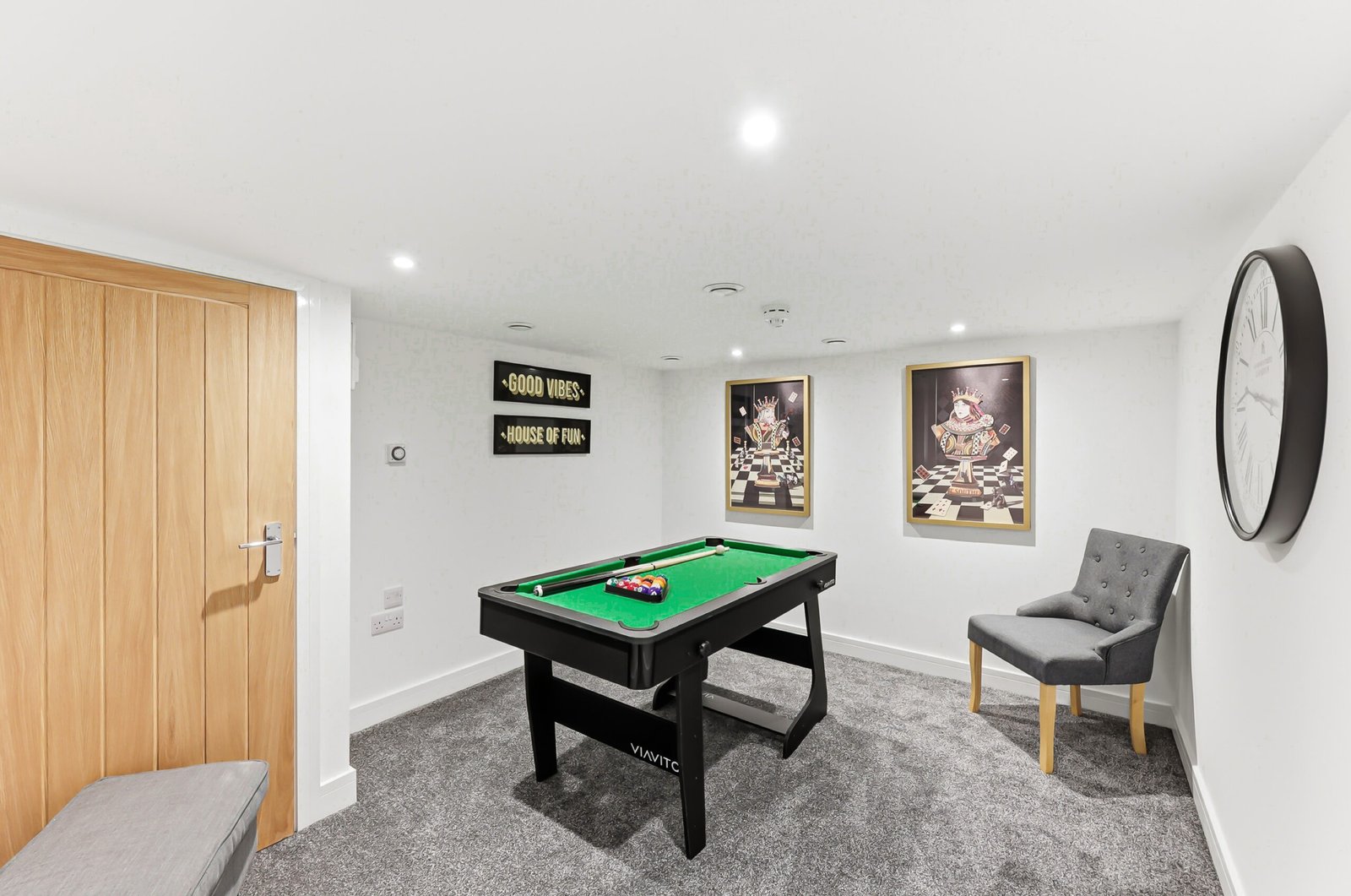 Northampton Holiday Apartments | Large Group Accommodation Book-Northampton-Holiday-Apartments-for-family,-contractor,-and-group-stays.-Spacious-group-accommodation-with-parking-&-transport-links.