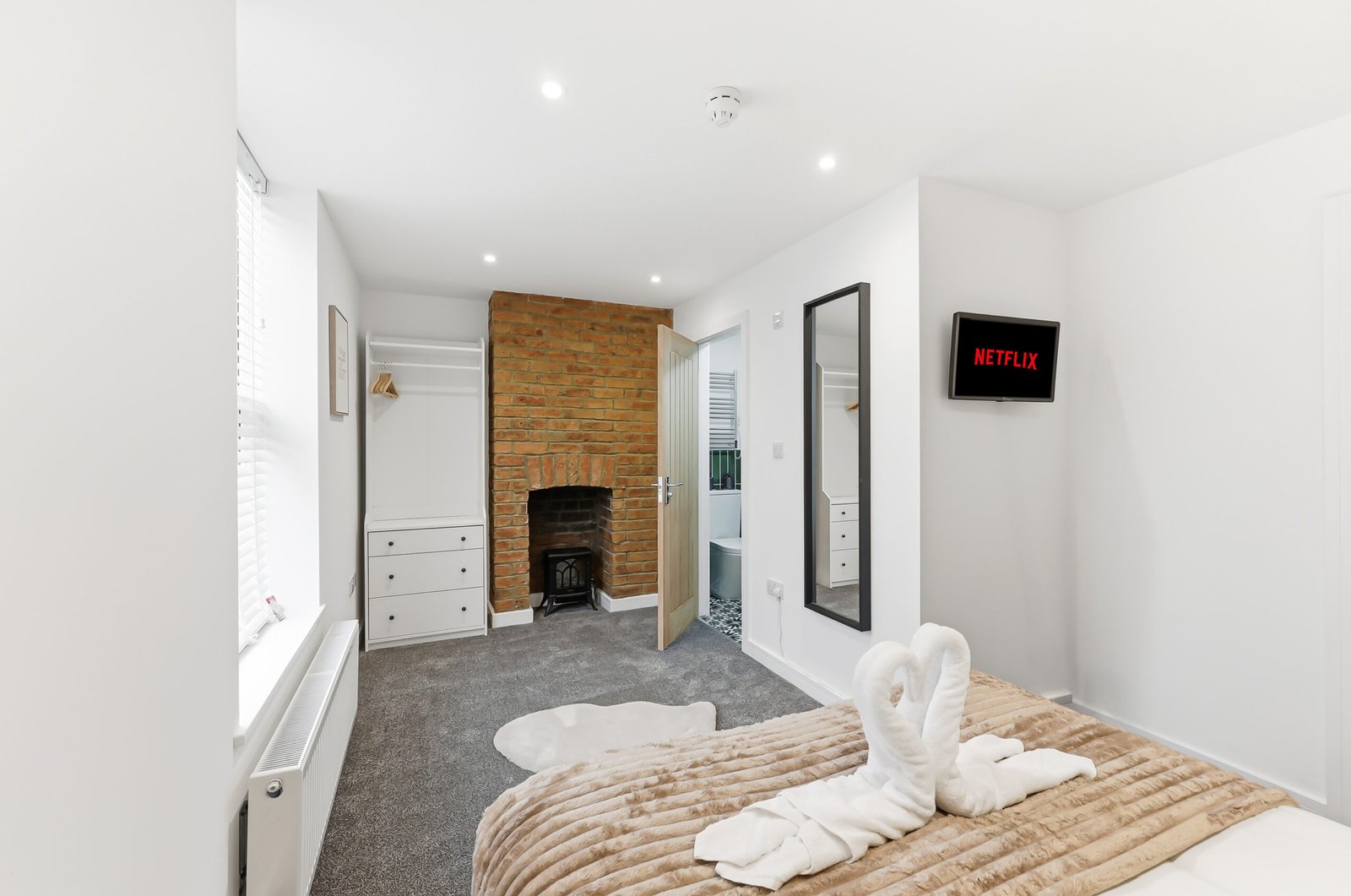 Northampton Holiday Apartments | Large Group Accommodation Book-Northampton-Holiday-Apartments-for-family,-contractor,-and-group-stays.-Spacious-group-accommodation-with-parking-&-transport-links.