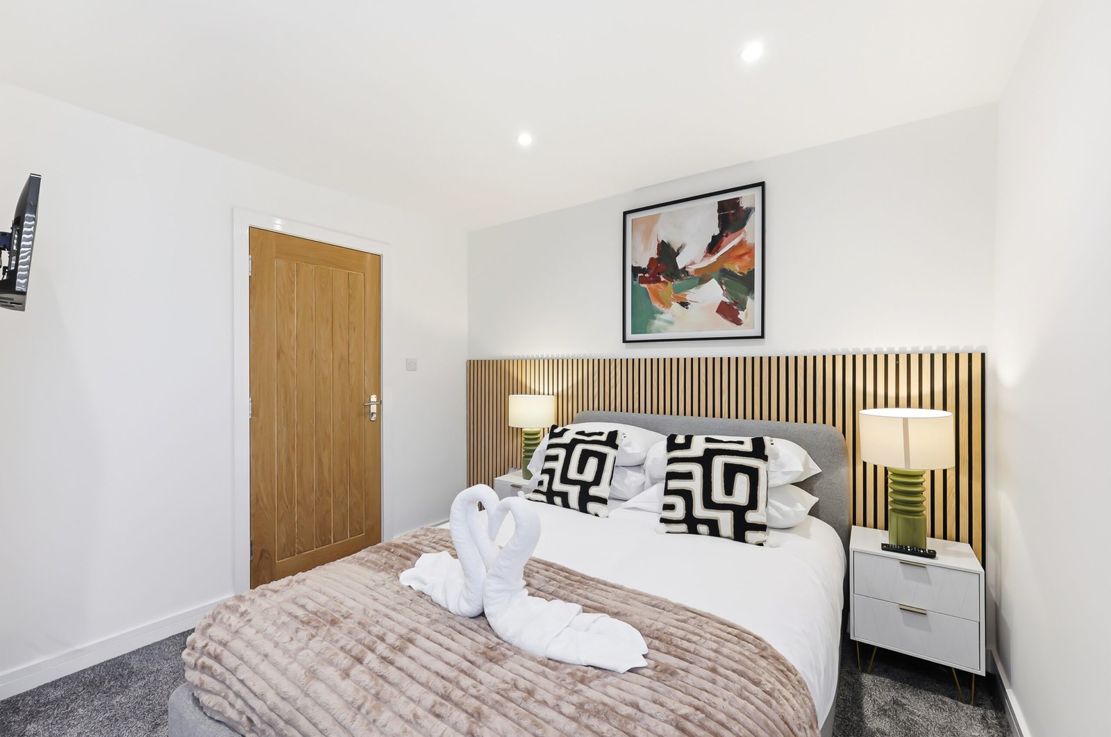 Northampton Holiday Apartments | Large Group Accommodation Book-Northampton-Holiday-Apartments-for-family,-contractor,-and-group-stays.-Spacious-group-accommodation-with-parking-&-transport-links.