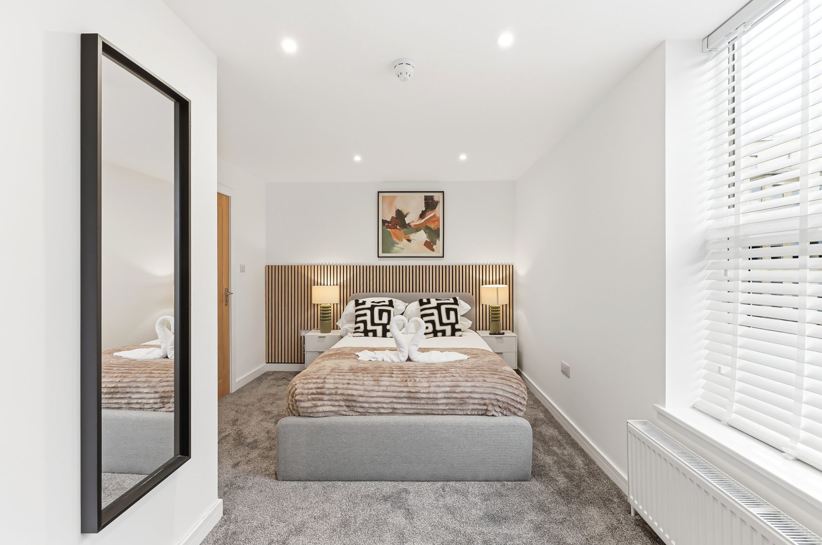Northampton Holiday Apartments | Large Group Accommodation Book-Northampton-Holiday-Apartments-for-family,-contractor,-and-group-stays.-Spacious-group-accommodation-with-parking-&-transport-links.