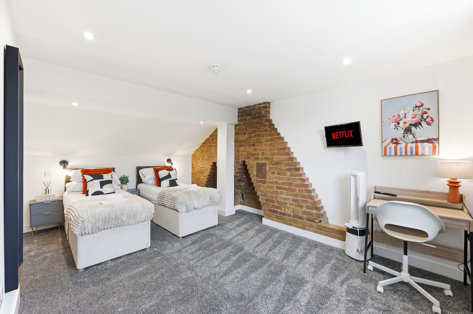 Northampton Holiday Apartments | Large Group Accommodation Book-Northampton-Holiday-Apartments-for-family,-contractor,-and-group-stays.-Spacious-group-accommodation-with-parking-&-transport-links.