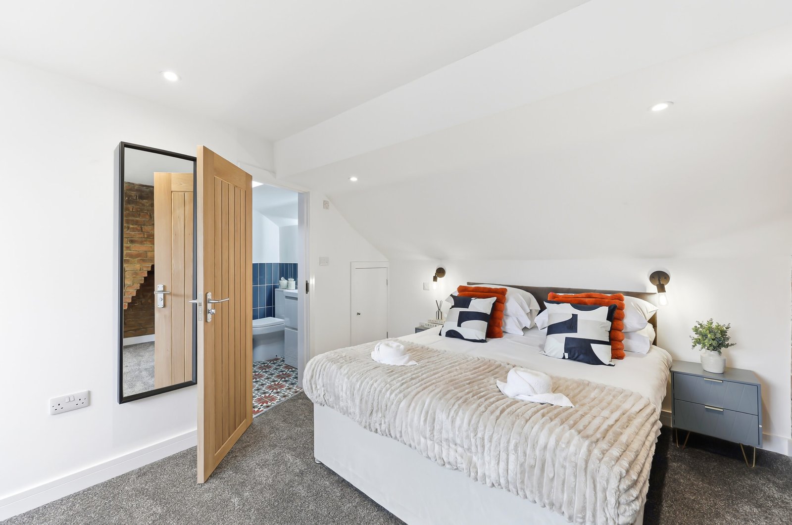 Northampton Holiday Apartments | Large Group Accommodation Book-Northampton-Holiday-Apartments-for-family,-contractor,-and-group-stays.-Spacious-group-accommodation-with-parking-&-transport-links.