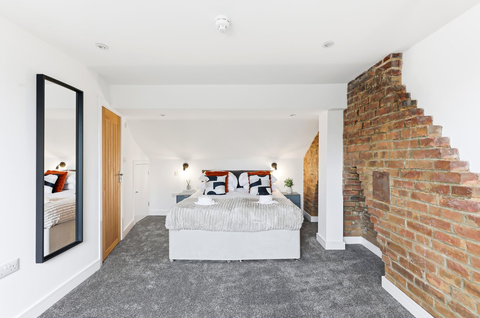 Northampton Holiday Apartments | Large Group Accommodation Book-Northampton-Holiday-Apartments-for-family,-contractor,-and-group-stays.-Spacious-group-accommodation-with-parking-&-transport-links.